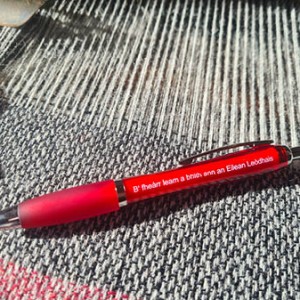 Gaelic pen (red) image
